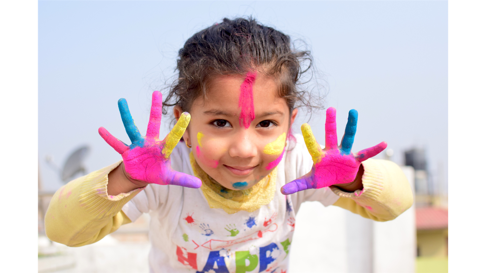  Picture of a child with paint on face